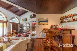 Casa à venda com 456m², 3 dormitórios, 3 suítes, 5 vagas, no bairro Vila Assunção em Porto Alegre