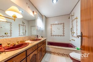 Casa à venda com 456m², 3 dormitórios, 3 suítes, 5 vagas, no bairro Vila Assunção em Porto Alegre