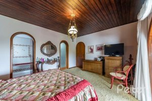 Casa à venda com 456m², 3 dormitórios, 3 suítes, 5 vagas, no bairro Vila Assunção em Porto Alegre