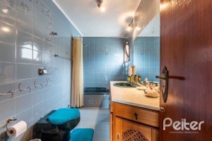 Casa à venda com 456m², 3 dormitórios, 3 suítes, 5 vagas, no bairro Vila Assunção em Porto Alegre