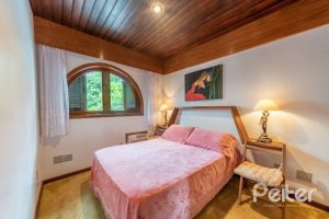 Casa à venda com 456m², 3 dormitórios, 3 suítes, 5 vagas, no bairro Vila Assunção em Porto Alegre