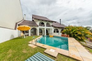 Casa à venda com 456m², 3 dormitórios, 3 suítes, 5 vagas, no bairro Vila Assunção em Porto Alegre