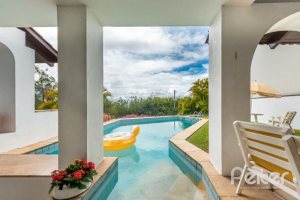 Casa à venda com 456m², 3 dormitórios, 3 suítes, 5 vagas, no bairro Vila Assunção em Porto Alegre