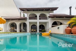 Casa à venda com 456m², 3 dormitórios, 3 suítes, 5 vagas, no bairro Vila Assunção em Porto Alegre