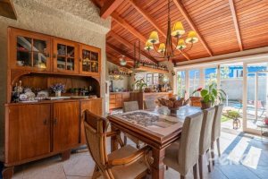 Casa à venda com 257m², 3 dormitórios, 1 suíte, 2 vagas, no bairro Ipanema em Porto Alegre