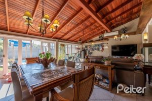 Casa à venda com 257m², 3 dormitórios, 1 suíte, 2 vagas, no bairro Ipanema em Porto Alegre