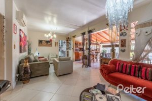 Casa à venda com 257m², 3 dormitórios, 1 suíte, 2 vagas, no bairro Ipanema em Porto Alegre