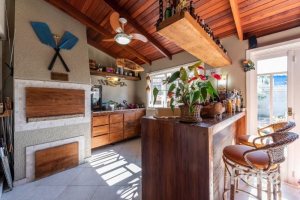 Casa à venda com 257m², 3 dormitórios, 1 suíte, 2 vagas, no bairro Ipanema em Porto Alegre