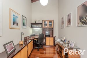Casa à venda com 290m², 3 dormitórios, 1 suíte, 2 vagas, no bairro Ipanema em Porto Alegre