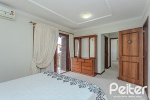 Casa à venda com 290m², 3 dormitórios, 1 suíte, 2 vagas, no bairro Ipanema em Porto Alegre