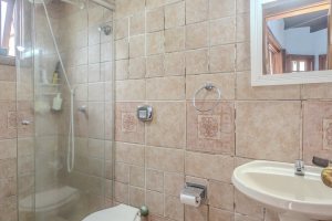 Casa à venda com 290m², 3 dormitórios, 1 suíte, 2 vagas, no bairro Ipanema em Porto Alegre