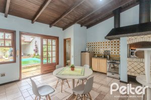 Casa à venda com 290m², 3 dormitórios, 1 suíte, 2 vagas, no bairro Ipanema em Porto Alegre