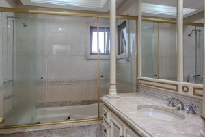Casa à venda com 290m², 3 dormitórios, 1 suíte, 2 vagas, no bairro Ipanema em Porto Alegre