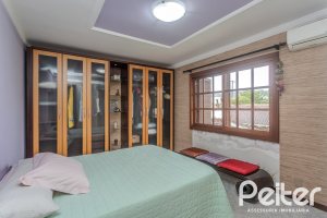 Casa à venda com 290m², 3 dormitórios, 1 suíte, 2 vagas, no bairro Ipanema em Porto Alegre