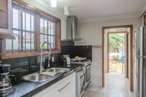 Casa à venda com 290m², 3 dormitórios, 1 suíte, 2 vagas, no bairro Ipanema em Porto Alegre