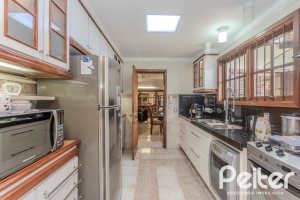 Casa à venda com 290m², 3 dormitórios, 1 suíte, 2 vagas, no bairro Ipanema em Porto Alegre