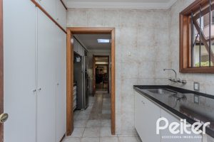 Casa à venda com 290m², 3 dormitórios, 1 suíte, 2 vagas, no bairro Ipanema em Porto Alegre