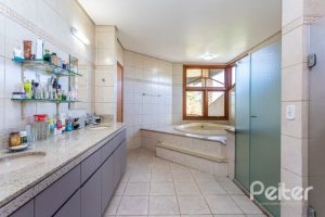 Casa em Condomínio à venda com 600m², 5 dormitórios, 5 suítes, 4 vagas, no bairro Cavalhada em Porto Alegre