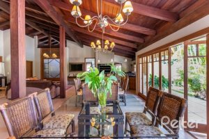 Casa em Condomínio à venda com 600m², 5 dormitórios, 5 suítes, 4 vagas, no bairro Cavalhada em Porto Alegre