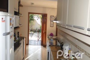 Casa à venda com 250m², 3 dormitórios, 1 suíte, 2 vagas, no bairro Ipanema em Porto Alegre