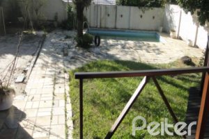 Casa à venda com 250m², 3 dormitórios, 1 suíte, 2 vagas, no bairro Ipanema em Porto Alegre