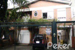 Casa à venda com 428m², 5 dormitórios, 4 suítes, 8 vagas, no bairro Vila Assunção em Porto Alegre