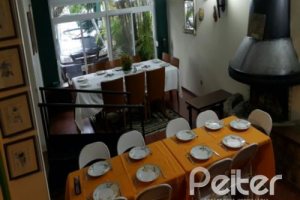 Casa à venda com 428m², 5 dormitórios, 4 suítes, 8 vagas, no bairro Vila Assunção em Porto Alegre