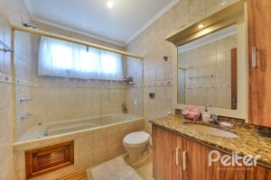 Casa em Condomínio à venda com 252m², 3 dormitórios, 1 suíte, 3 vagas, no bairro Tristeza em Porto Alegre