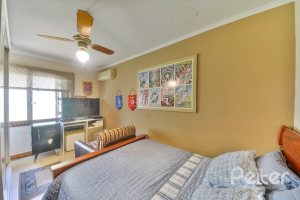 Casa em Condomínio à venda com 252m², 3 dormitórios, 1 suíte, 3 vagas, no bairro Tristeza em Porto Alegre