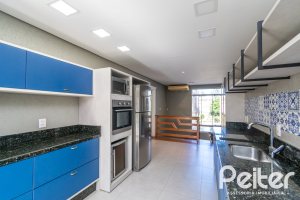 Casa à venda com 400m², 3 dormitórios, 2 suítes, 4 vagas, no bairro Jardim Isabel em Porto Alegre