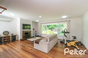 Casa à venda com 400m², 3 dormitórios, 2 suítes, 4 vagas, no bairro Jardim Isabel em Porto Alegre