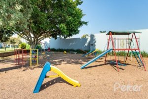 Casa em Condomínio à venda com 290m², 4 dormitórios, 2 suítes, 2 vagas, no bairro Ipanema em Porto Alegre