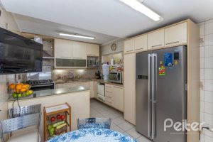 Casa em Condomínio à venda com 290m², 4 dormitórios, 2 suítes, 2 vagas, no bairro Ipanema em Porto Alegre