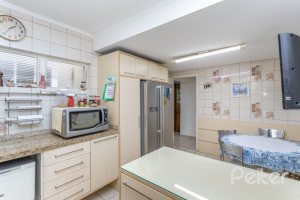 Casa em Condomínio à venda com 290m², 4 dormitórios, 2 suítes, 2 vagas, no bairro Ipanema em Porto Alegre