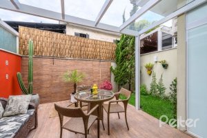 Casa em Condomínio à venda com 190m², 3 dormitórios, 1 suíte, 2 vagas, no bairro Tristeza em Porto Alegre