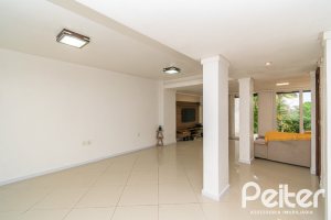 Casa à venda com 262m², 3 dormitórios, 1 suíte, 2 vagas, no bairro Jardim Isabel em Porto Alegre