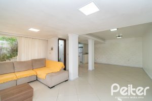 Casa à venda com 262m², 3 dormitórios, 1 suíte, 2 vagas, no bairro Jardim Isabel em Porto Alegre