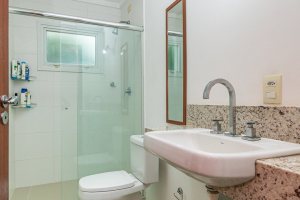 Casa à venda com 262m², 3 dormitórios, 1 suíte, 2 vagas, no bairro Jardim Isabel em Porto Alegre