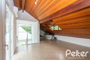 Casa à venda com 262m², 3 dormitórios, 1 suíte, 2 vagas, no bairro Jardim Isabel em Porto Alegre