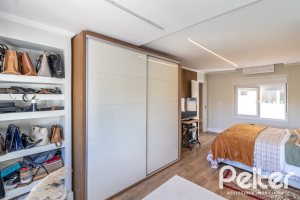 Casa à venda com 380m², 4 dormitórios, 4 suítes, 3 vagas, no bairro Vila Assunção em Porto Alegre