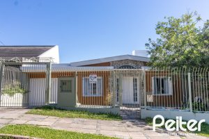 Casa à venda com 380m², 4 dormitórios, 4 suítes, 3 vagas, no bairro Vila Assunção em Porto Alegre