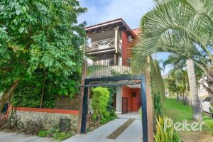 Casa à venda com 157m², 3 dormitórios, 1 suíte, 3 vagas, no bairro Guaruja em Porto Alegre