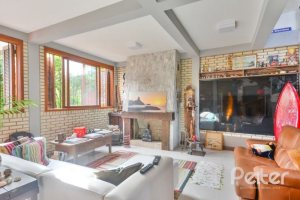 Casa à venda com 157m², 3 dormitórios, 1 suíte, 3 vagas, no bairro Guaruja em Porto Alegre