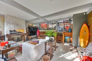 Casa à venda com 157m², 3 dormitórios, 1 suíte, 3 vagas, no bairro Guaruja em Porto Alegre