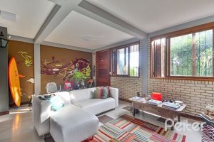 Casa à venda com 157m², 3 dormitórios, 1 suíte, 3 vagas, no bairro Guaruja em Porto Alegre