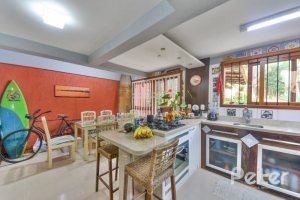 Casa à venda com 157m², 3 dormitórios, 1 suíte, 3 vagas, no bairro Guaruja em Porto Alegre