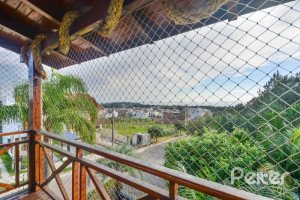 Casa à venda com 157m², 3 dormitórios, 1 suíte, 3 vagas, no bairro Guaruja em Porto Alegre