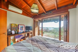 Casa à venda com 157m², 3 dormitórios, 1 suíte, 3 vagas, no bairro Guaruja em Porto Alegre