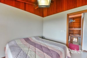 Casa à venda com 157m², 3 dormitórios, 1 suíte, 3 vagas, no bairro Guaruja em Porto Alegre