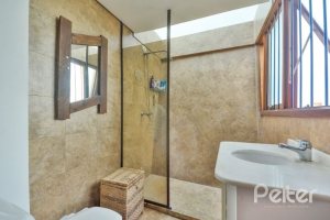 Casa à venda com 157m², 3 dormitórios, 1 suíte, 3 vagas, no bairro Guaruja em Porto Alegre
